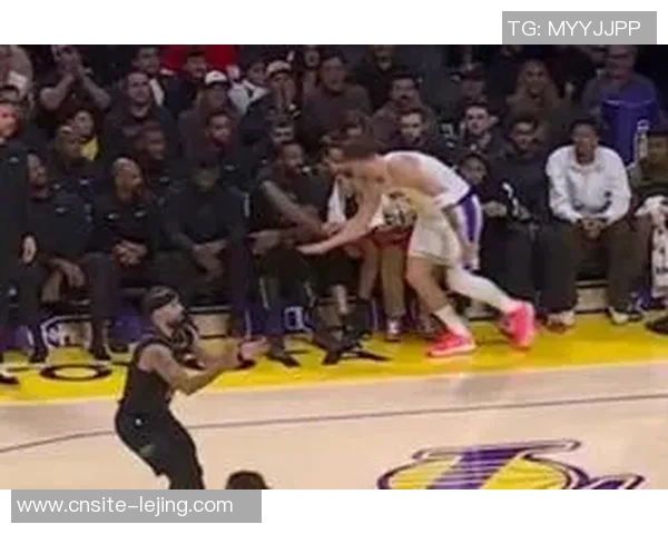 东契奇后撤步三分绝杀庆祝时刻与老队友小乔丹击掌共庆辉煌 东契奇后撤步三分绝杀庆祝时刻与老队友小乔丹击掌共庆辉煌